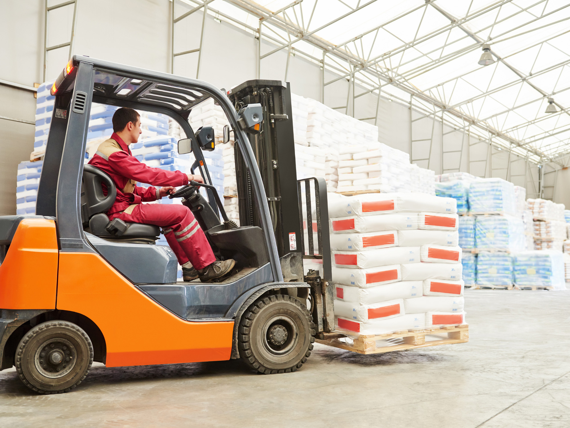 Chariot élévateur électrique vs thermique adapté selon l’environnement