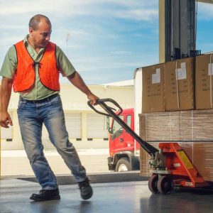 Manutentionnaire : définition, rôle et missions